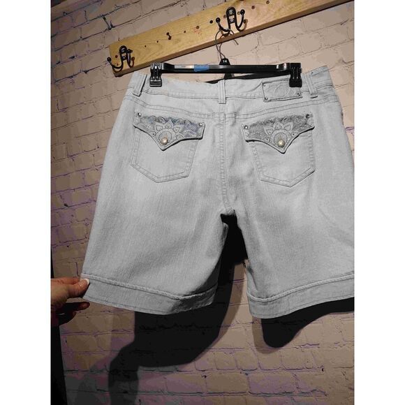 Code Bleu stretchy plus sized mid-highrise denim shorts * - Picture 2 of 4